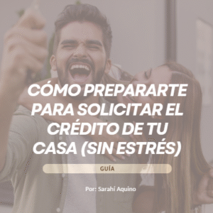 una mujer y un hombre celebran con una llave en su mano